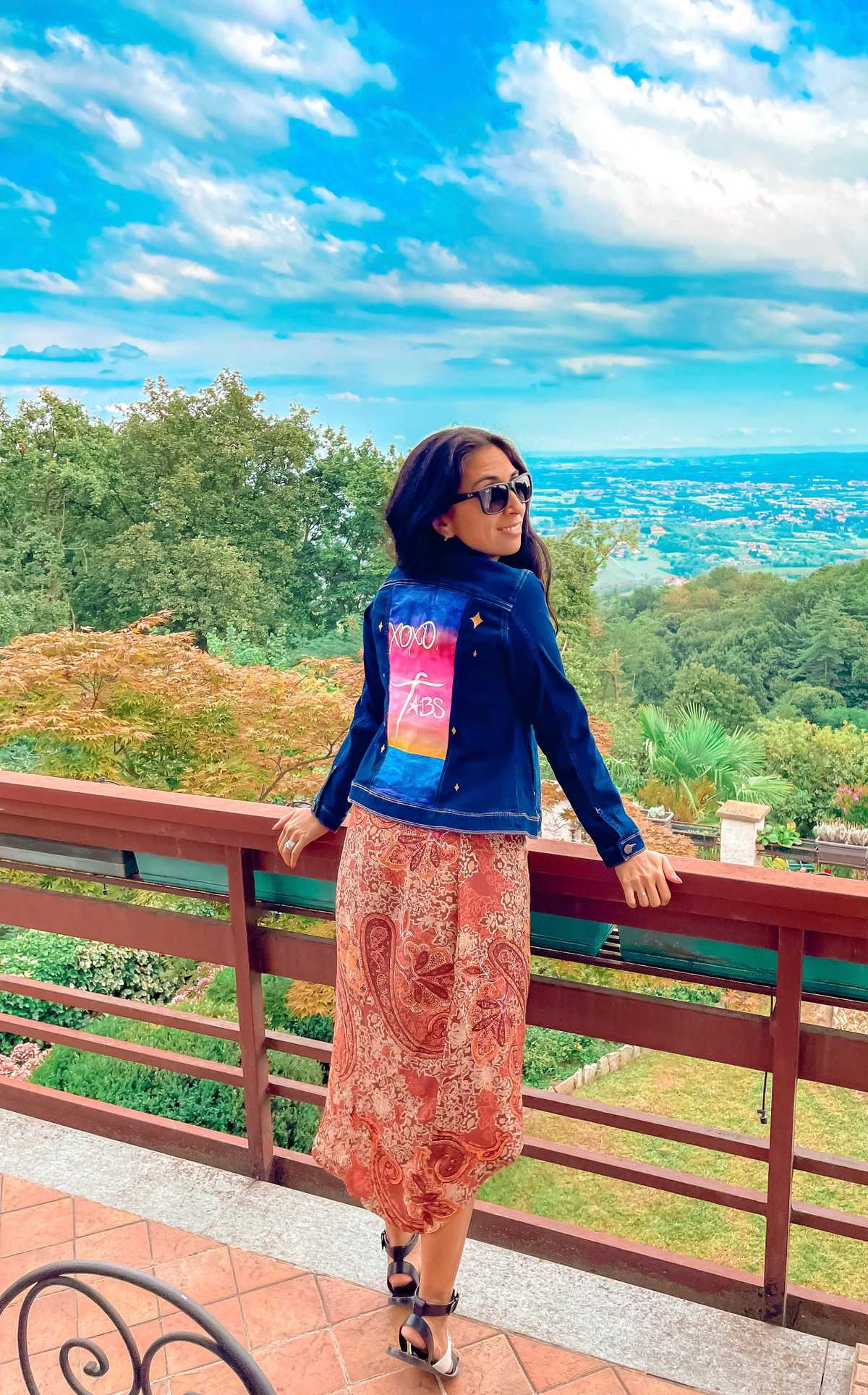 Nicole with a XOXO shirt in front of a marvelous panorama.